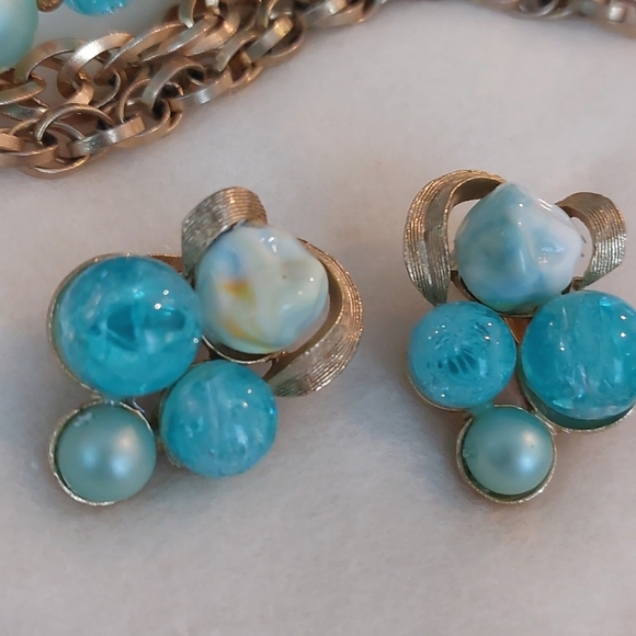 Vintage 1960's layered necklace and clip on earring set - Picture 5 of 5